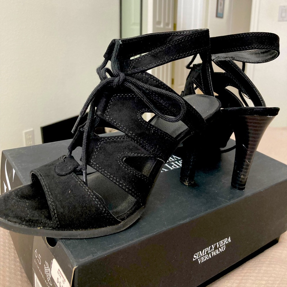 Simply Vera Wang black pumps!